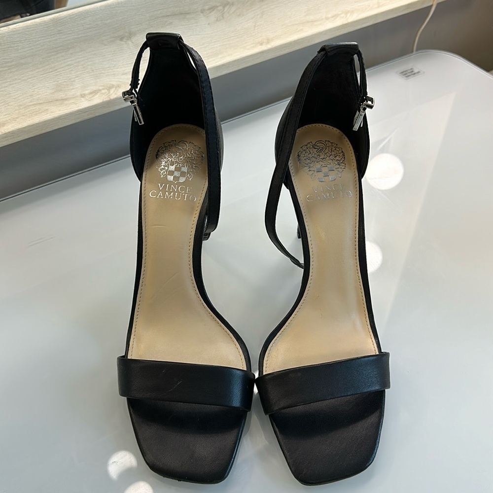 VINCE CAMUTO BLACK HEELS
